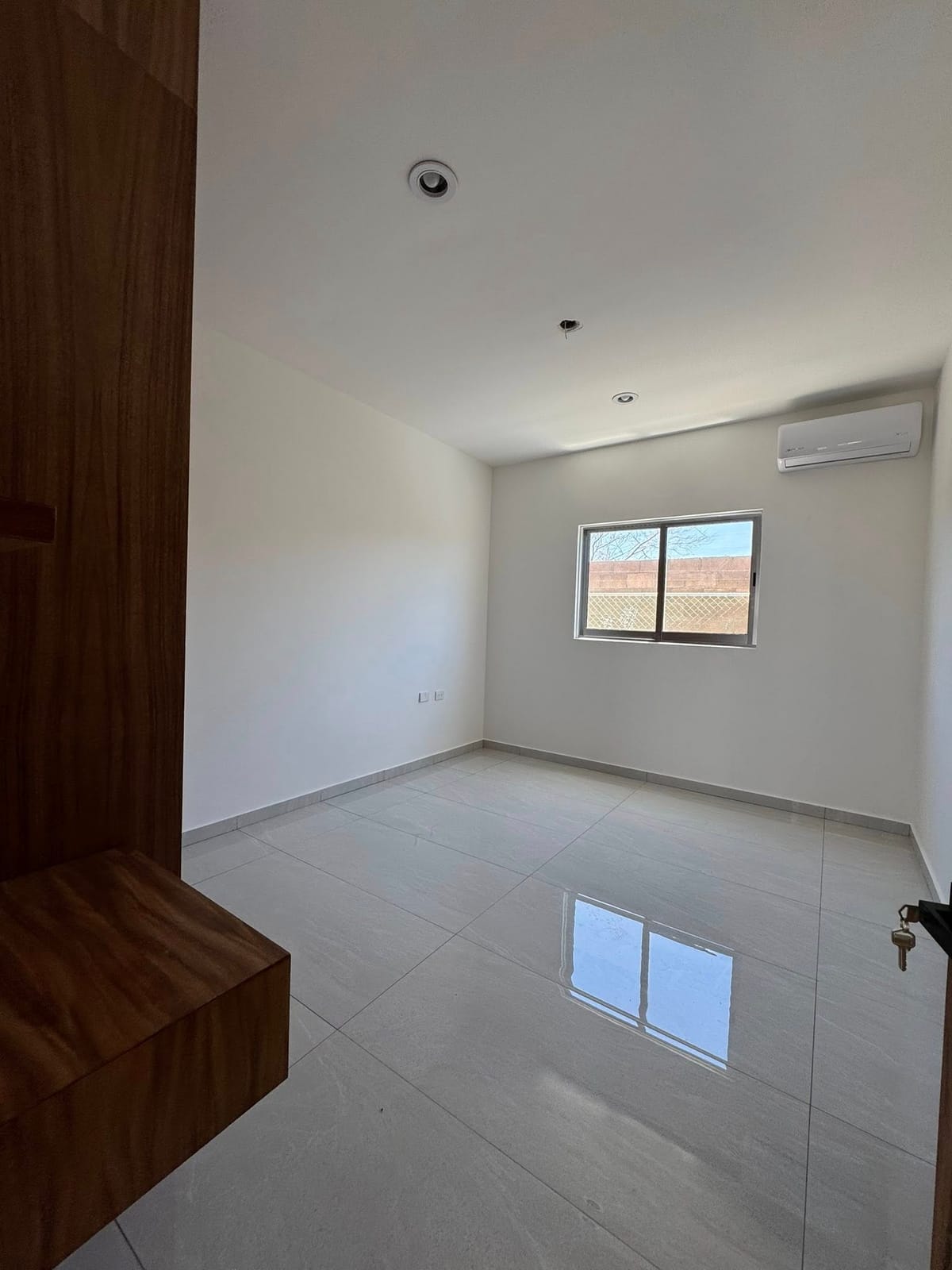 Recámara amplia con piso porcelánico