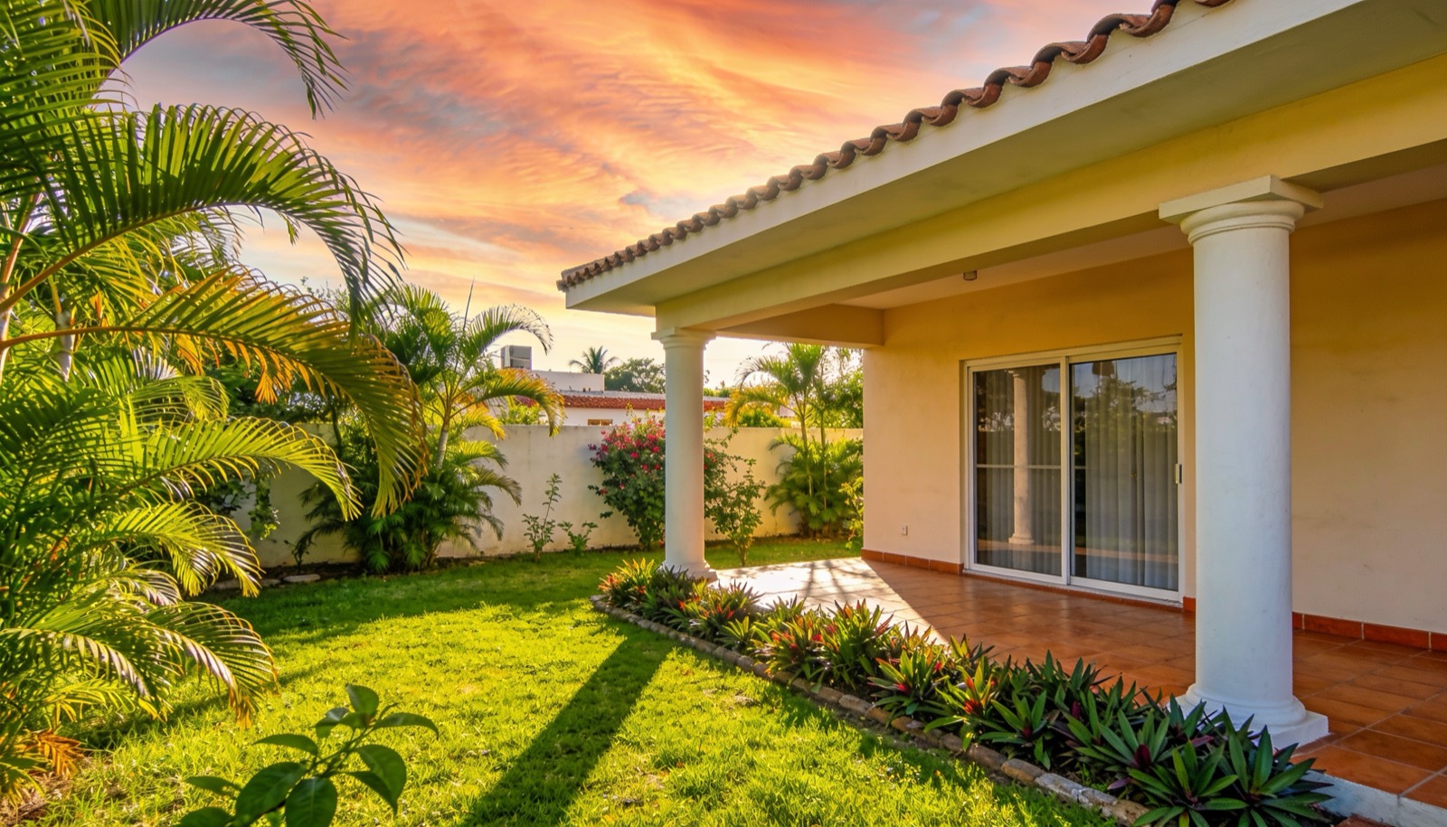 Casa familiar de renta en Mazatlán con jardín y terraza al atardecer