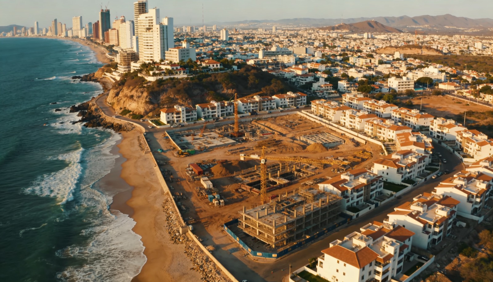 Panorámica de la costa de Mazatlán con nuevos desarrollos residenciales
