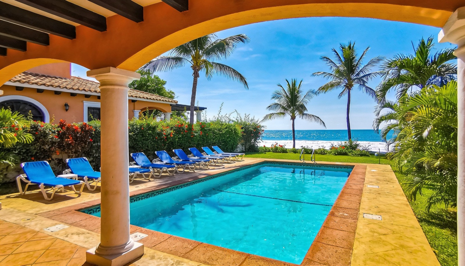 Casa vacacional con alberca y jardín tropical cerca de la playa en Mazatlán