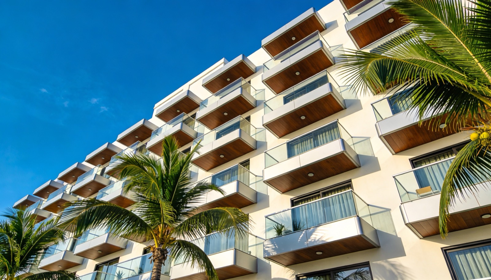 Edificio de departamentos moderno con balcones en Mazatlán