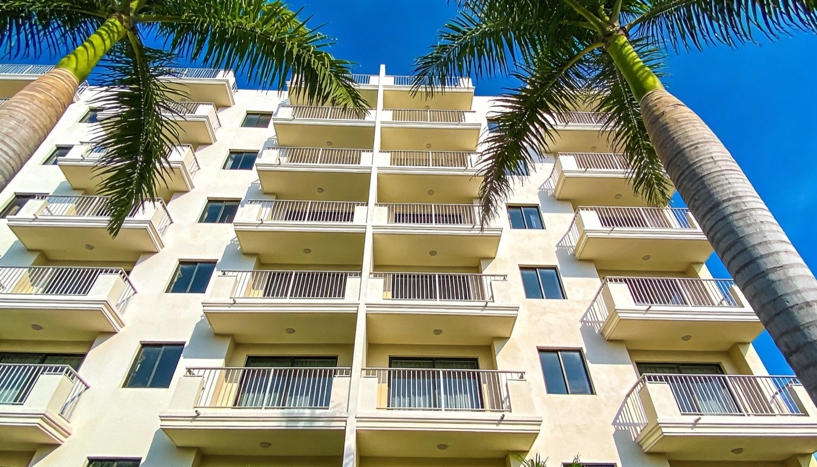 Edificio de departamentos moderno en venta en Mazatlán con balcones