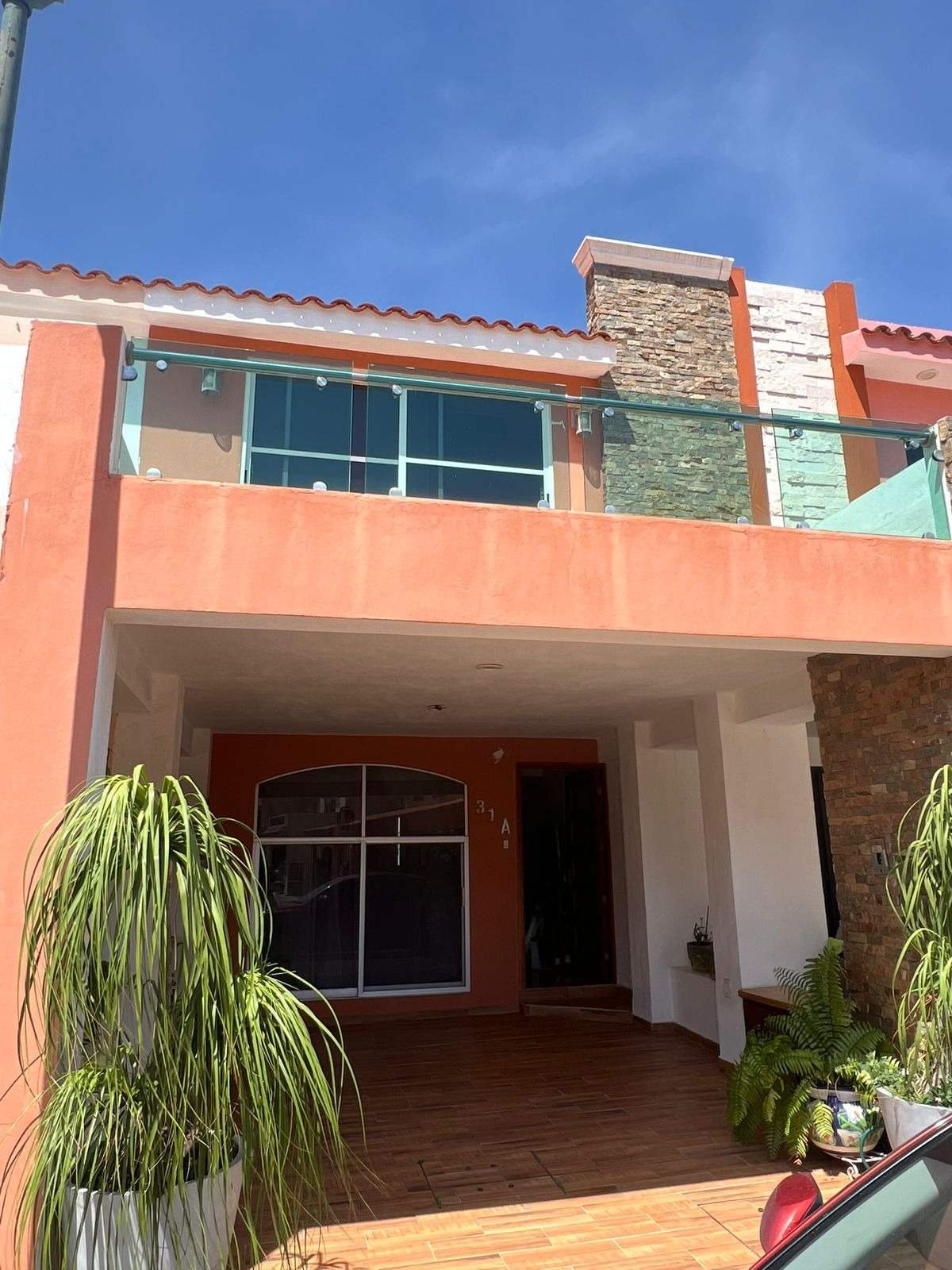Fachada de dos plantas de casa de 3 recámaras en venta en Mazatlán, Villas del Mar