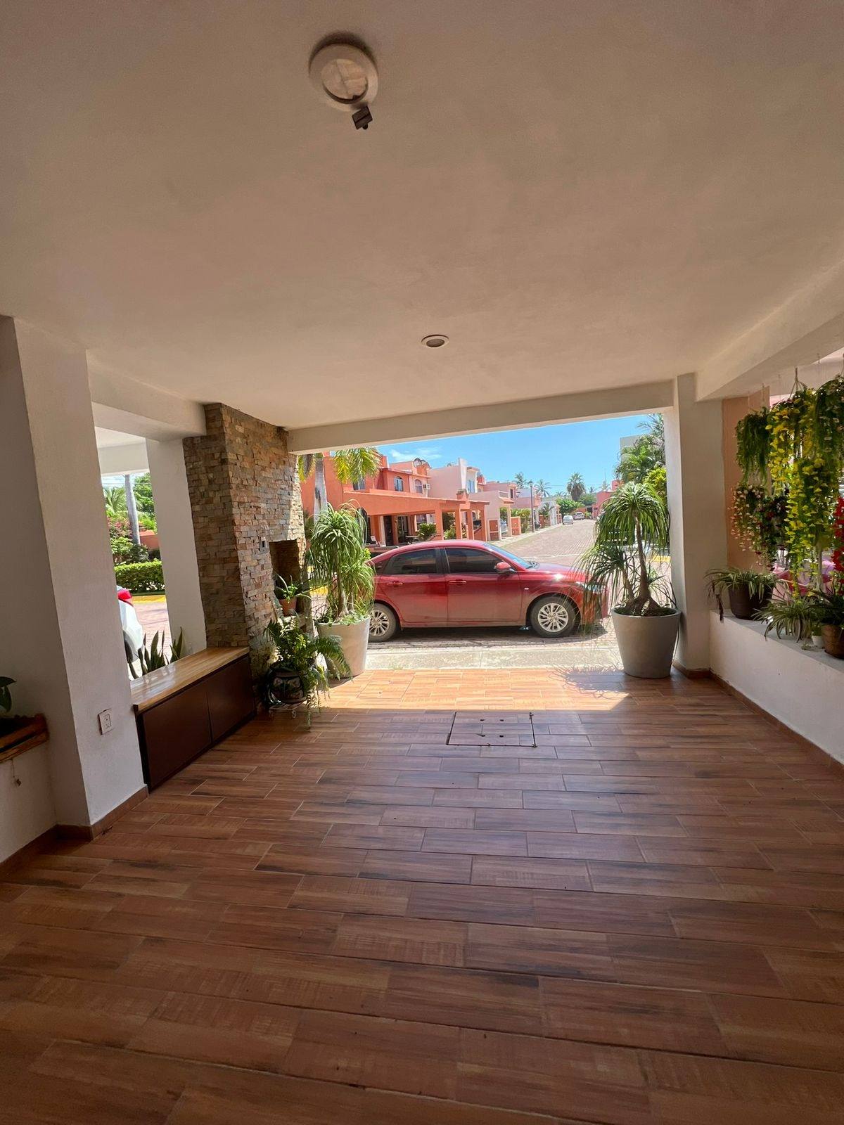 Cochera techada y acceso de la casa en Villas del Mar, Cerritos, Mazatlán
