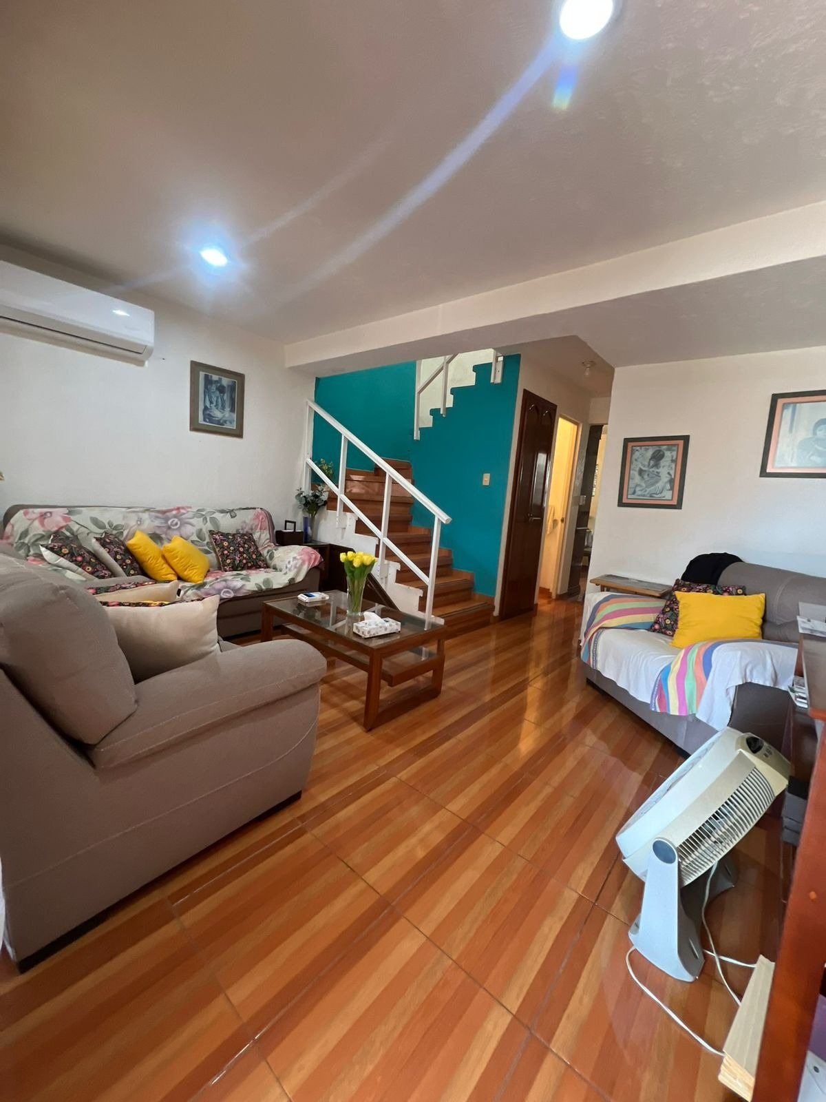 Sala y escalera vistas desde la planta alta en casa en Villas del Mar, Cerritos