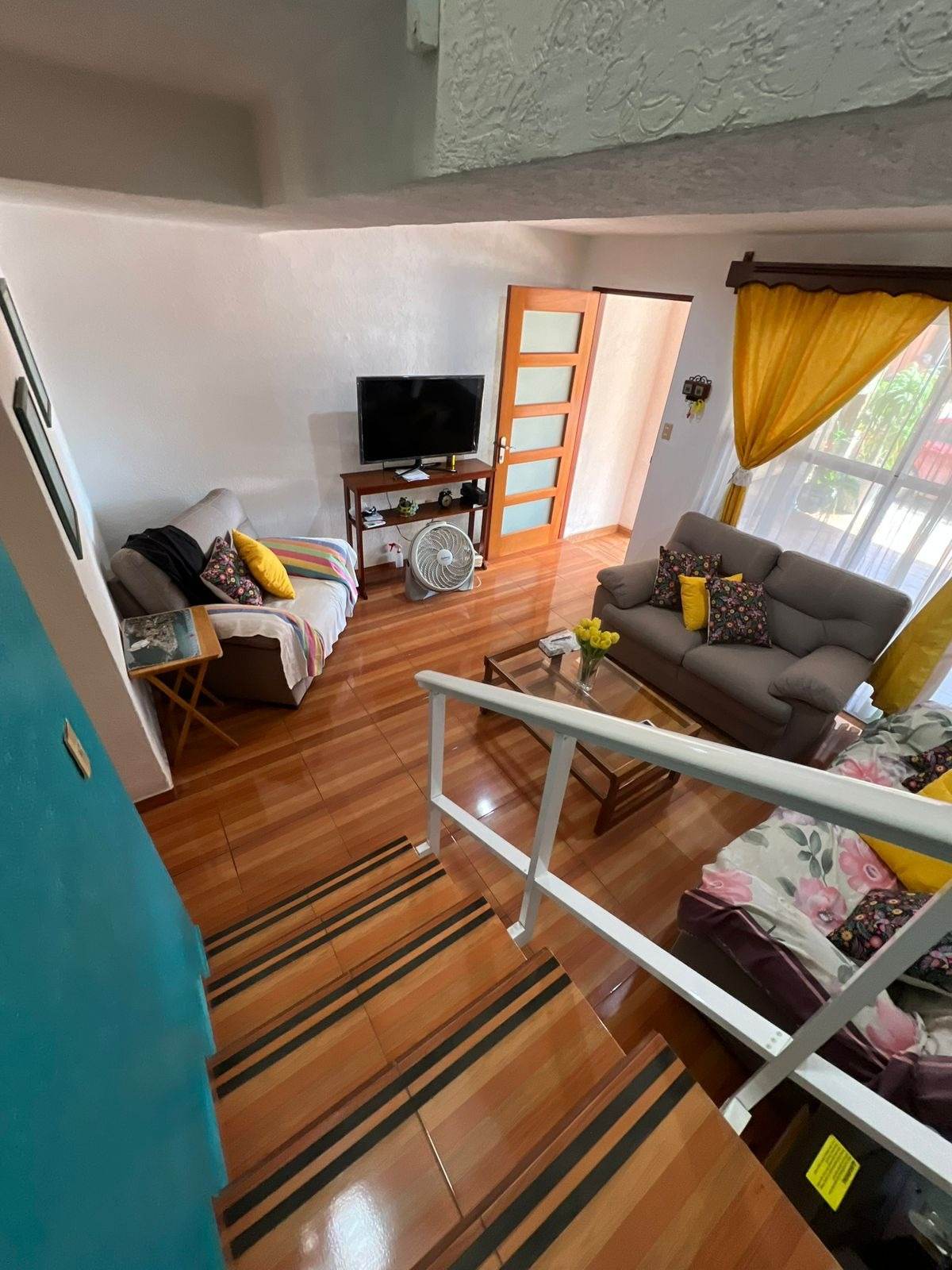 Estancia con pantalla y ventanal en casa de 3 recámaras en venta en Mazatlán