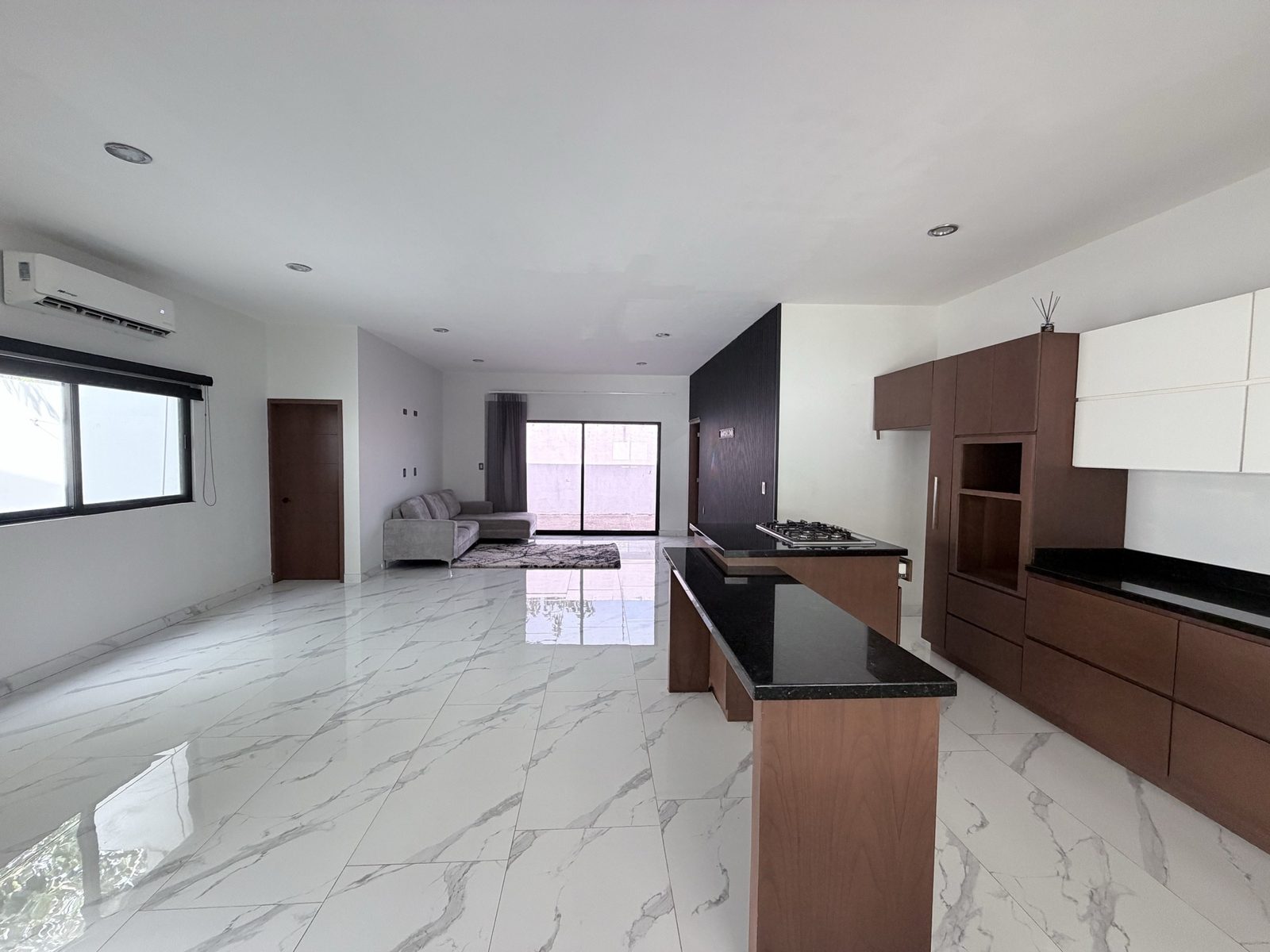 Sala, comedor y cocina en planta abierta en casa en renta en Cerritos, Mazatlán