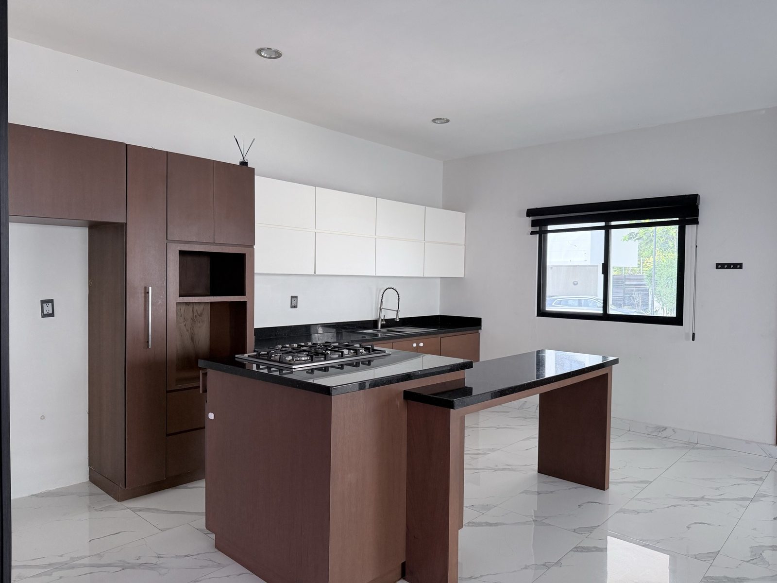 Cocina con alacenas de madera y barra desayunador en casa en renta en Soles, Mazatlán