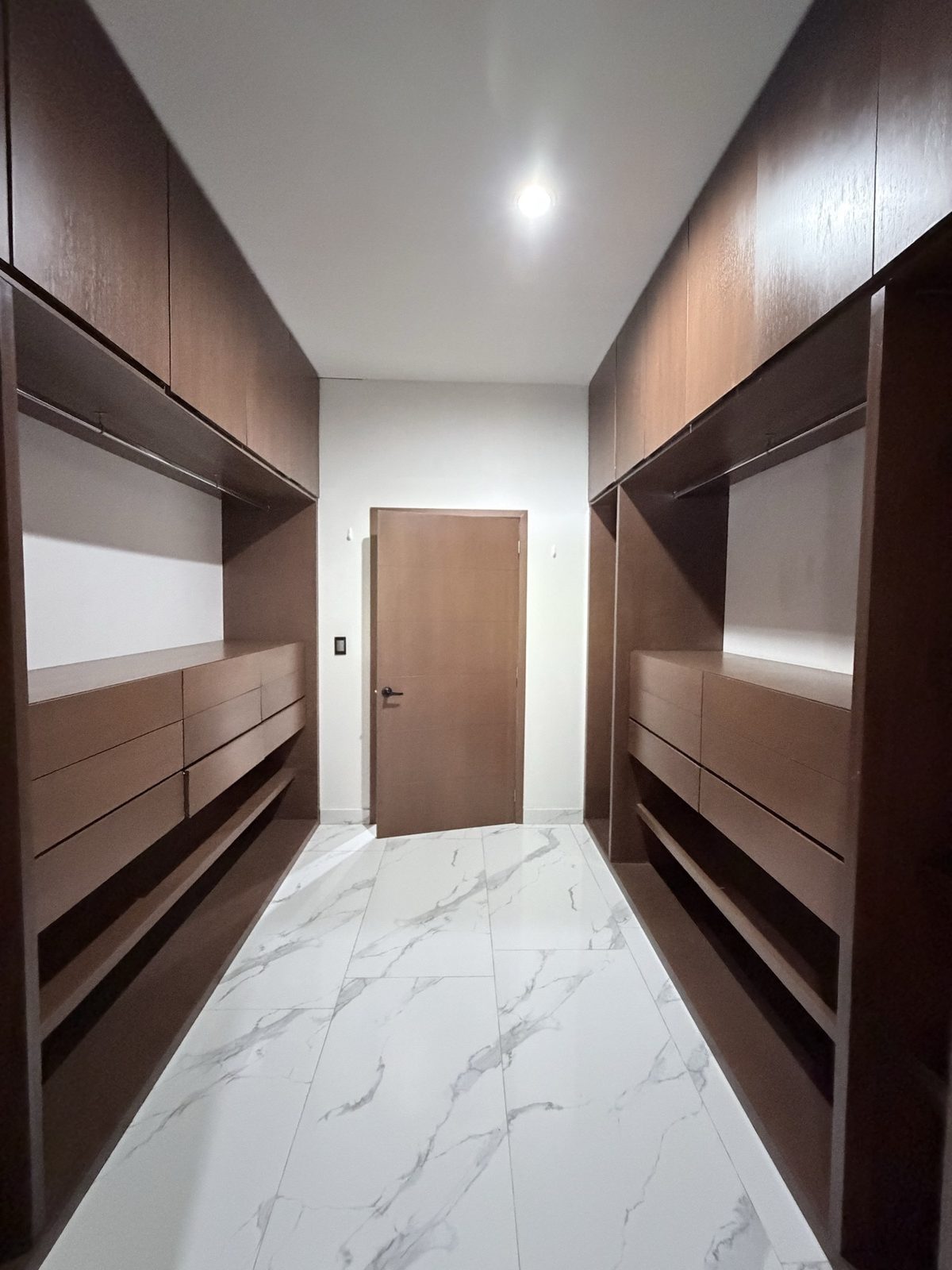 Walking closet de madera de la recámara en casa en renta en Cerritos, Mazatlán