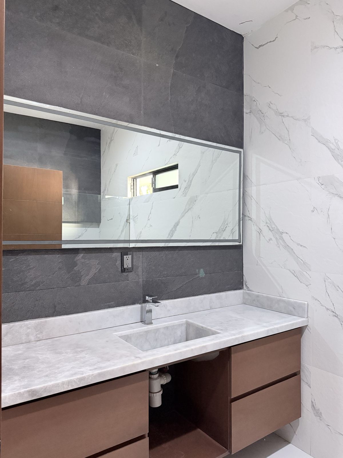 Baño con lavabo de concreto y espejo panorámico en casa en renta en Soles, Cerritos
