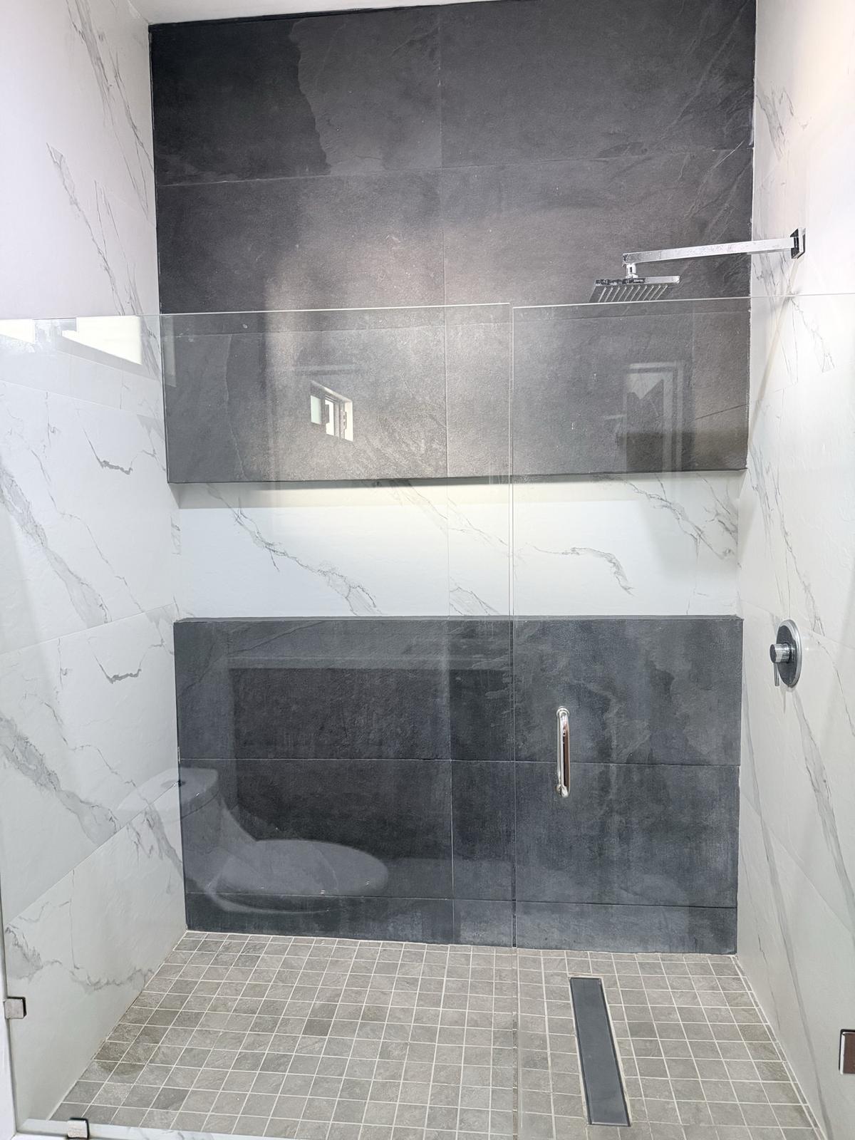 Regadera de cristal templado con banca de obra en casa en renta en Cerritos, Mazatlán