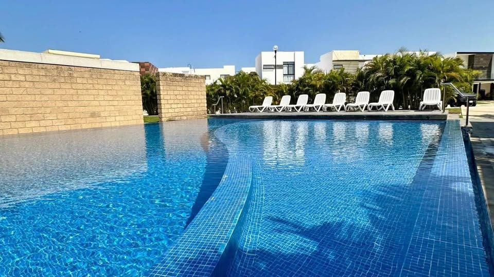 Alberca con camastros del fraccionamiento Soles Parque Residencial en Mazatlán