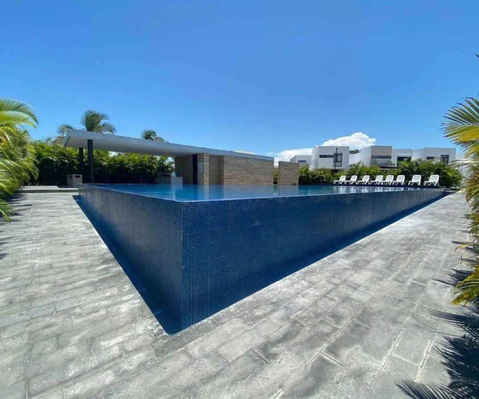 Espejo de agua y alberca común en Soles Parque Residencial, Cerritos, Mazatlán