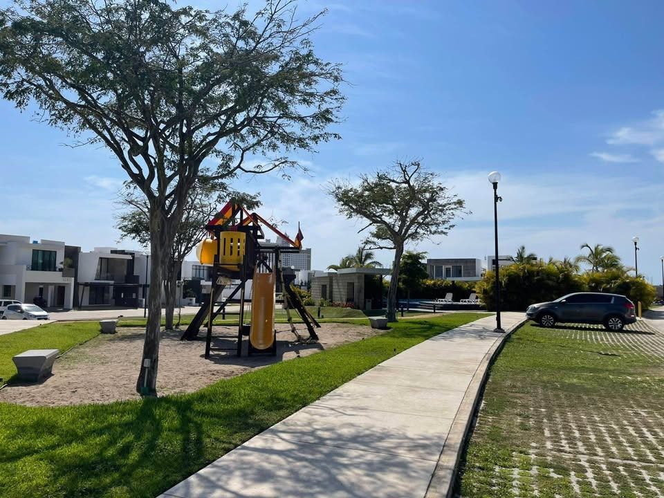 Áreas verdes y juegos infantiles en Soles Parque Residencial, Cerritos, Mazatlán