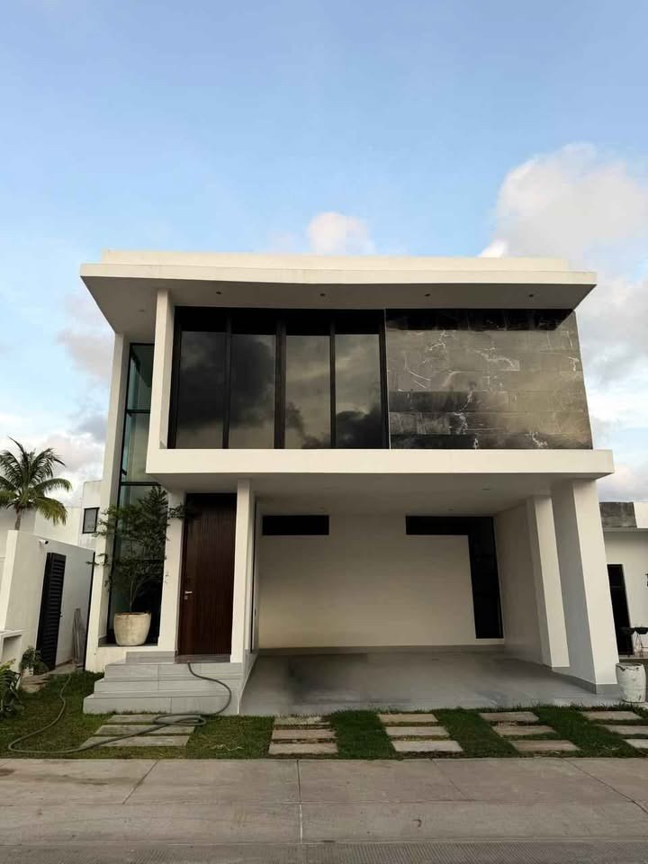 Fachada de dos plantas con muro de mármol en casa de 4 recámaras en venta en Mazatlán, Soles
