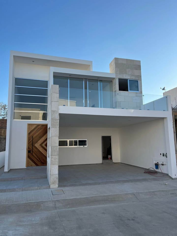 Fachada de dos plantas de casa en venta en Altabrisa Residencial, Mazatlán