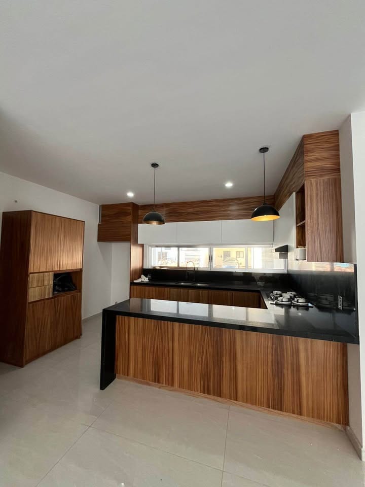 Cocina equipada de parota en casa en venta en Altabrisa Mazatlán