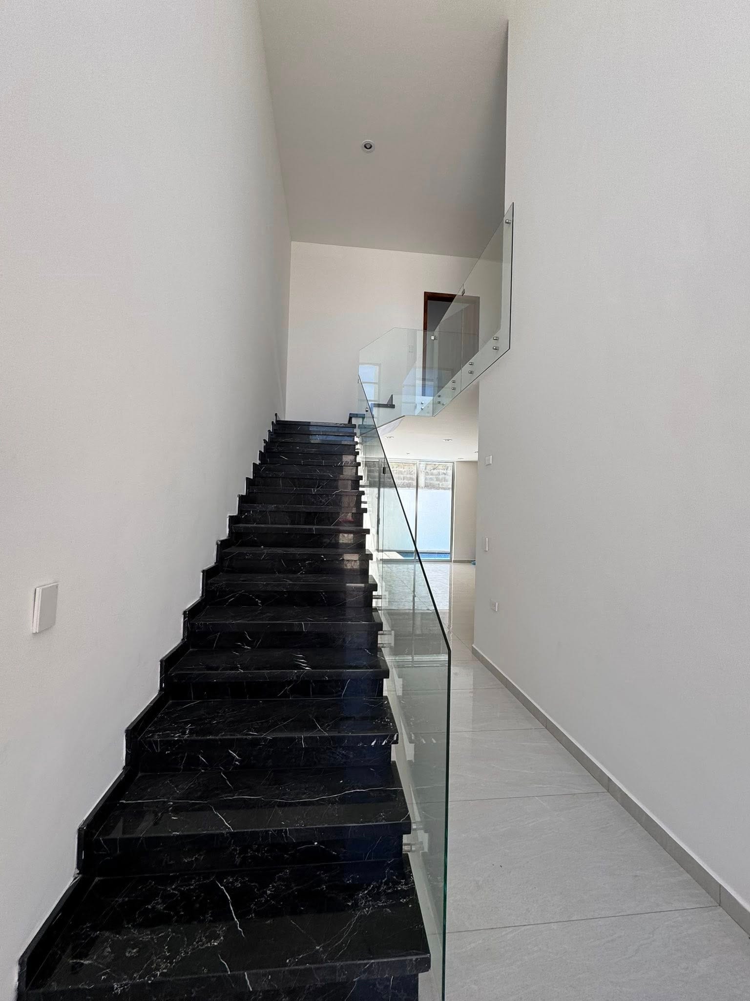 Escalera de mármol con cristal templado en Altabrisa Residencial