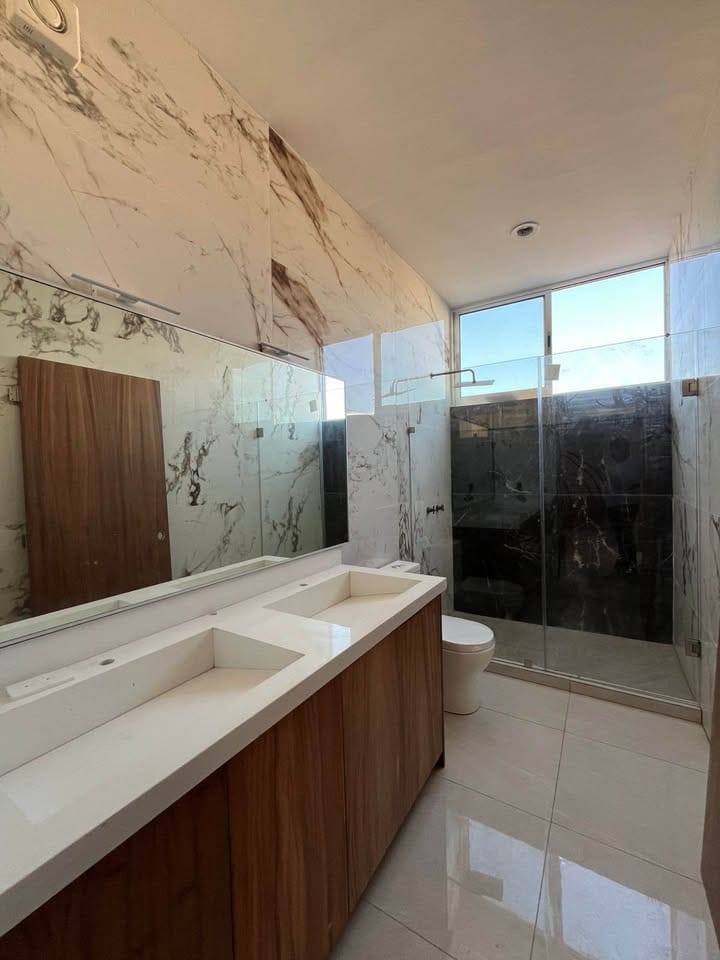 Baño con doble lavamanos de mármol en Altabrisa Residencial Mazatlán