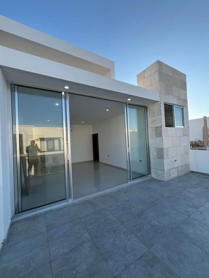 Terraza con ventanales hacia el patio en Altabrisa Residencial