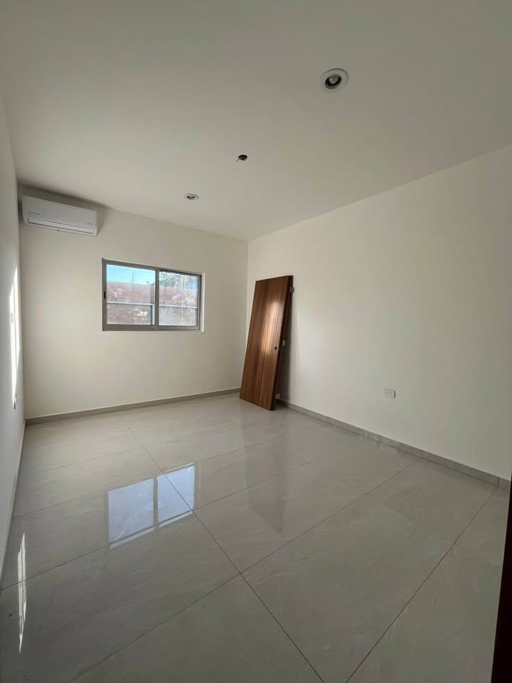 Recámara con ventana en casa en venta en Altabrisa Residencial