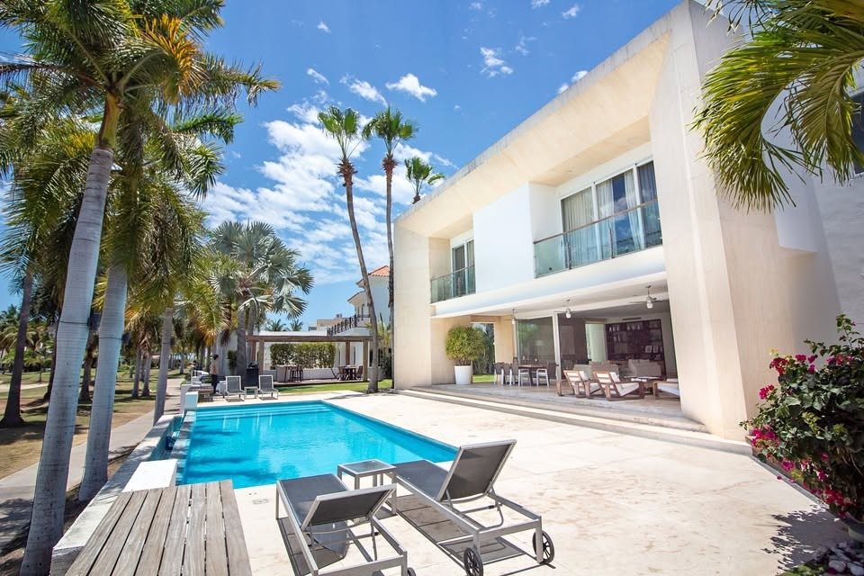 Alberca y terraza de casa en venta en El Cid, Mazatlán, frente al campo de golf