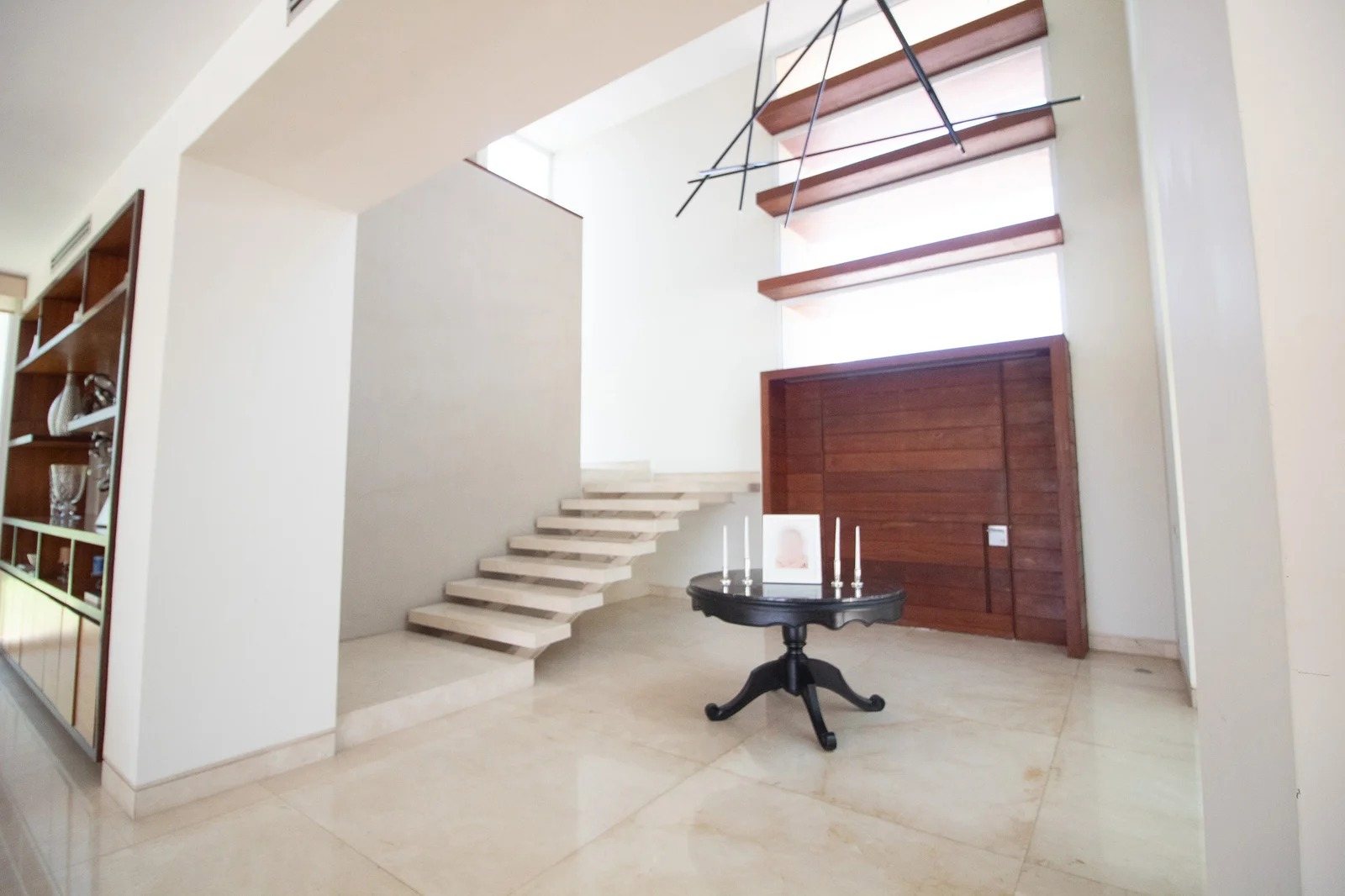 Recepción de doble altura con escalera de mármol en casa en venta en El Cid, Mazatlán