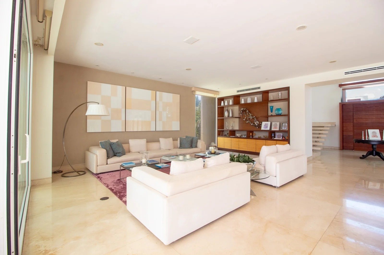 Sala principal con ventanales de piso a techo en residencia de El Cid, Mazatlán