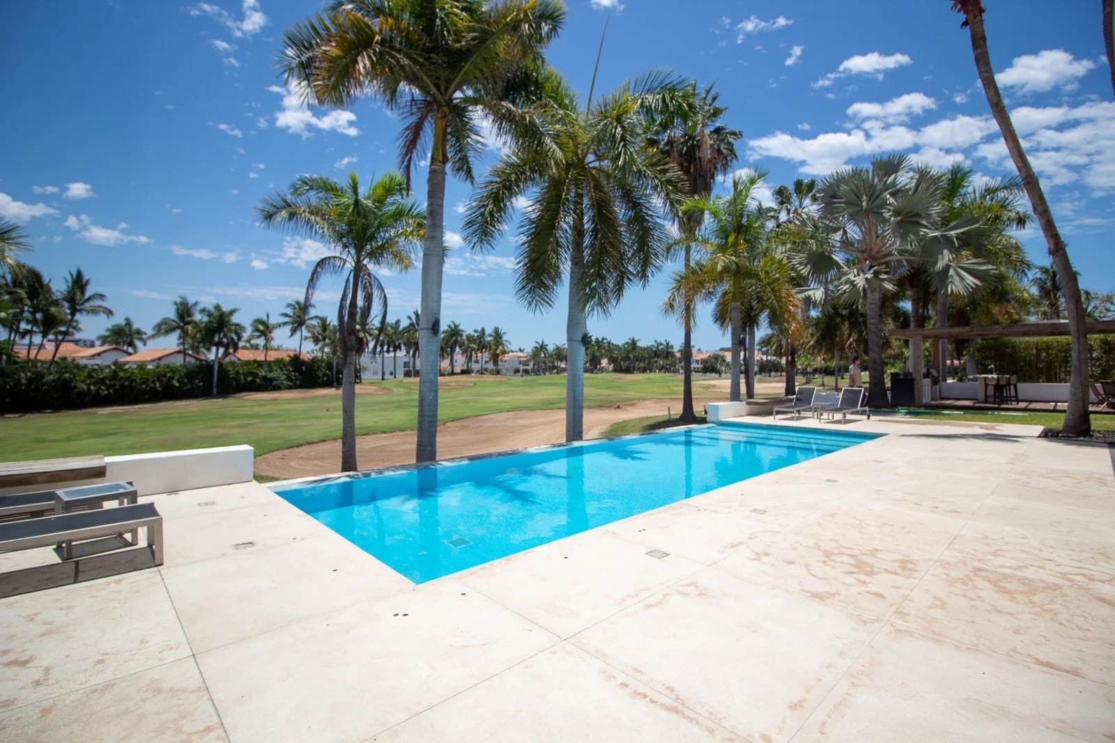 Alberca infinita con vista directa al campo de golf en El Cid, Mazatlán