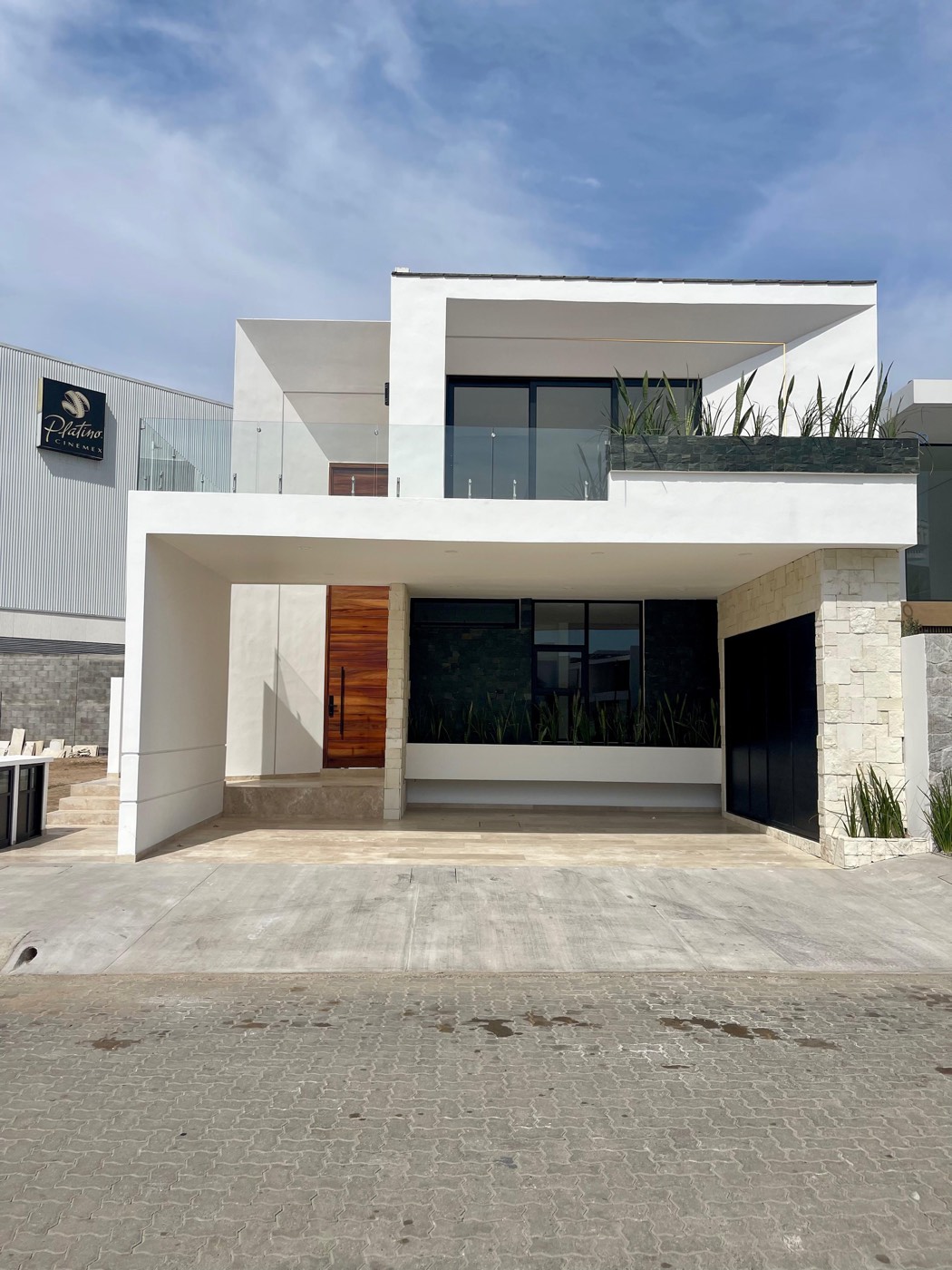 Fachada de casa en venta en Mazatlán de dos plantas con cochera en Paraíso Marina, Marina Mazatlán