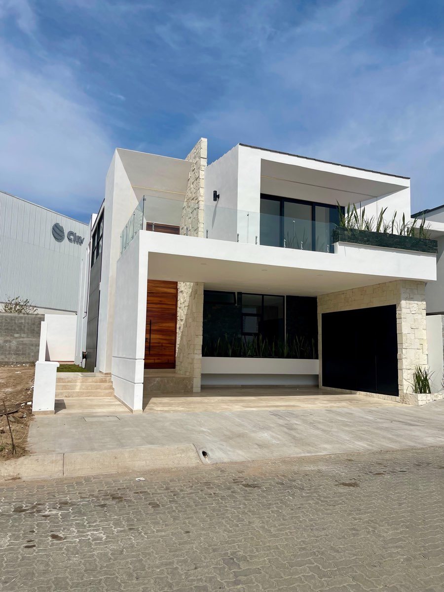Fachada moderna de casa en venta en Mazatlán con cantera y puerta de madera en Paraíso Marina