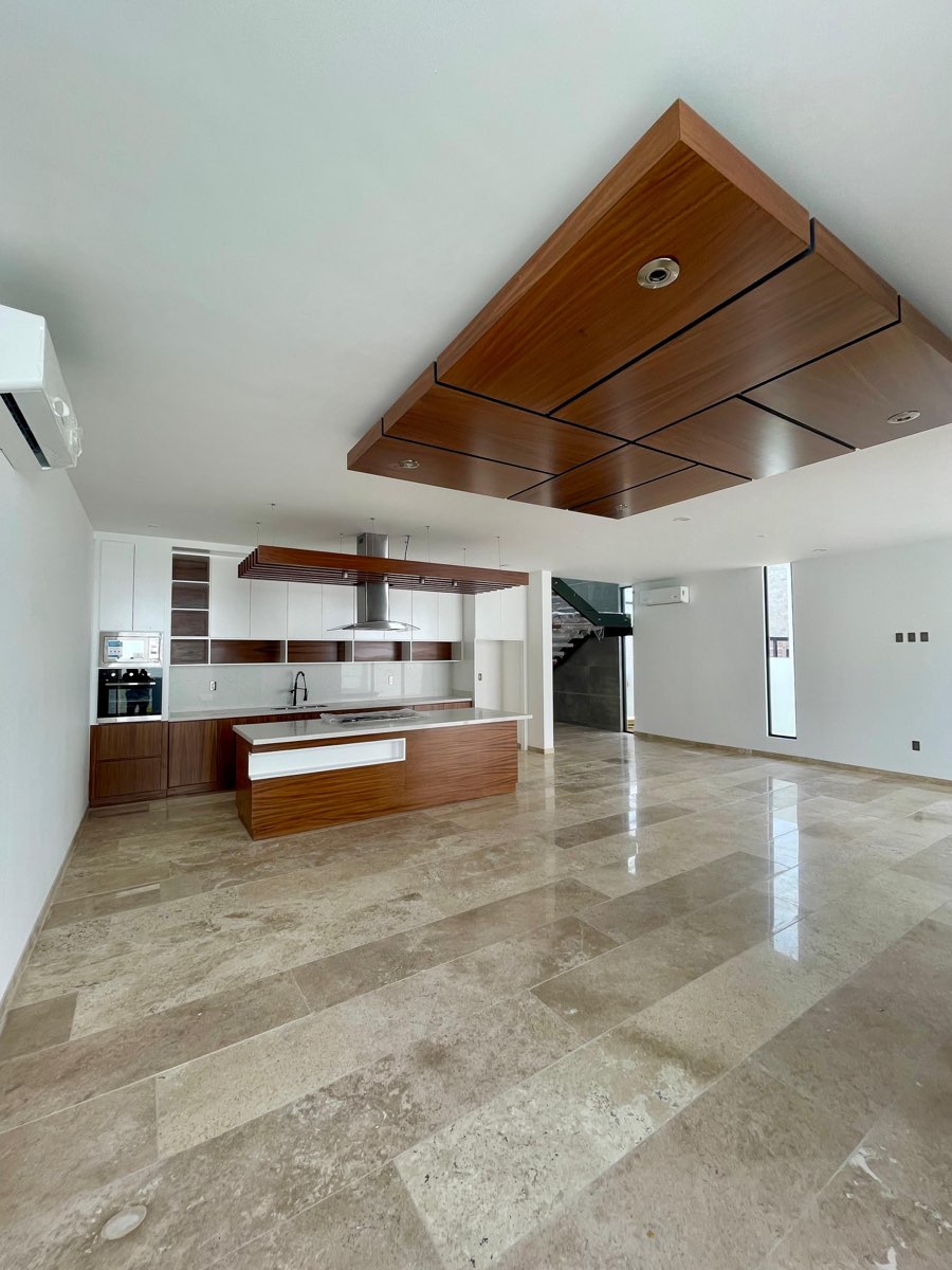 Cocina con isla de granito, plafón de madera y campana en casa en venta en Mazatlán, Paraíso Marina