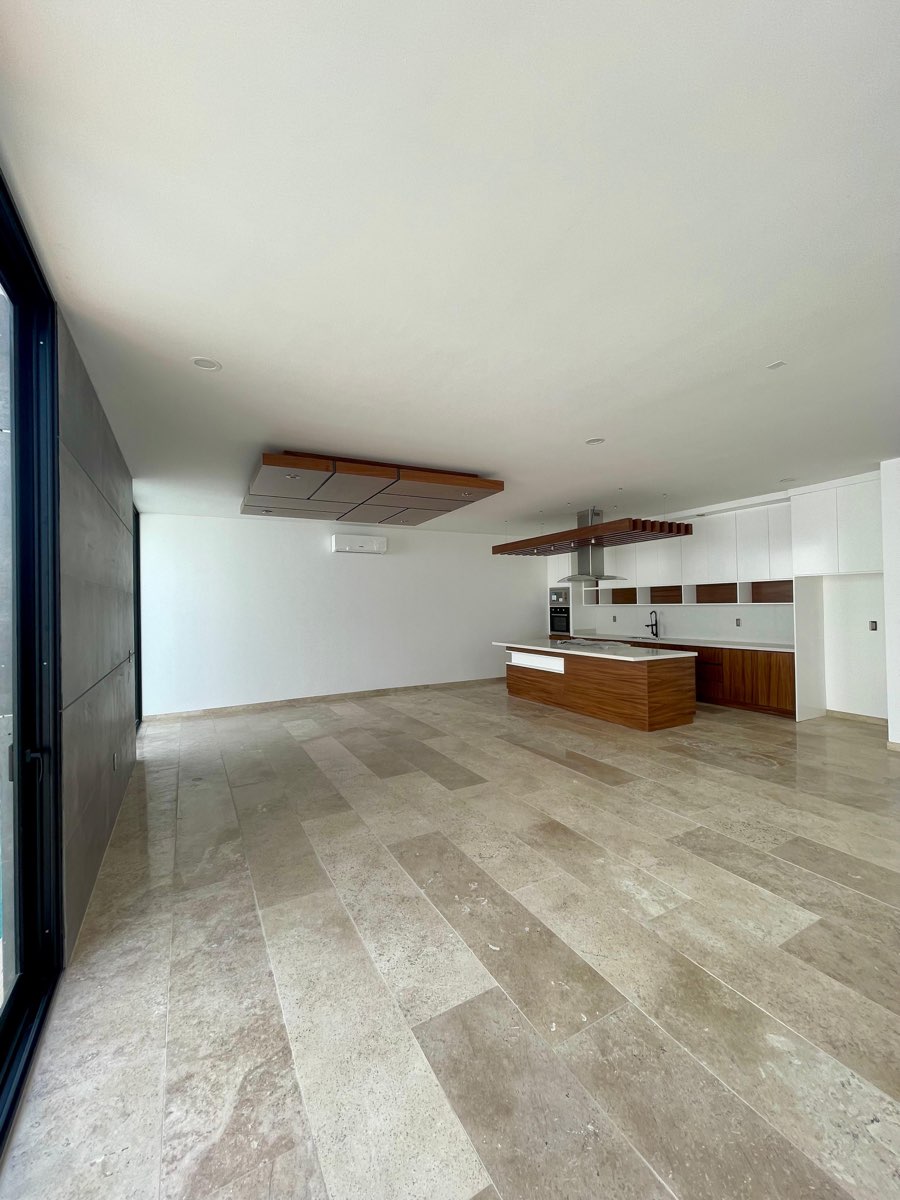 Sala-comedor con ventanal y piso de mármol en casa en venta en Mazatlán, Paraíso Marina