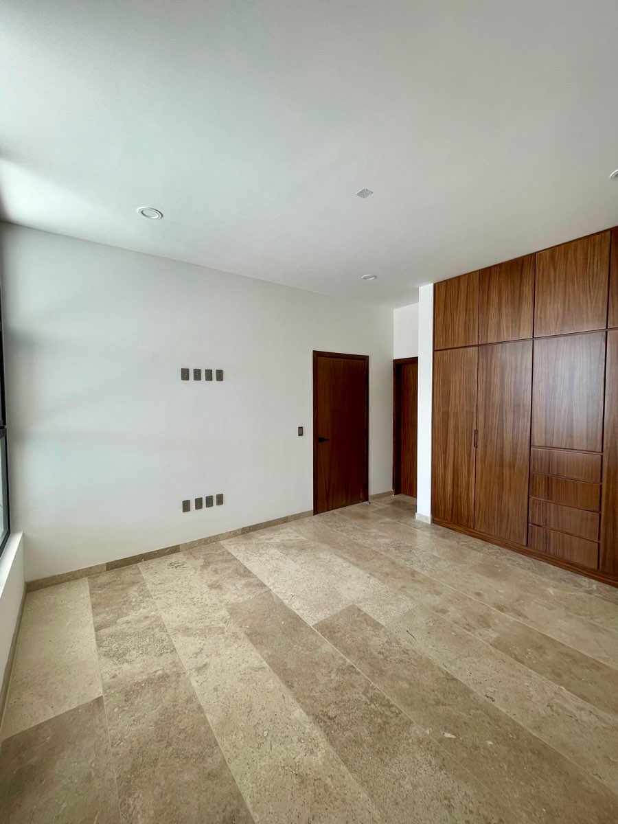 Recámara con clóset de madera empotrado y piso de mármol en casa en venta en Mazatlán