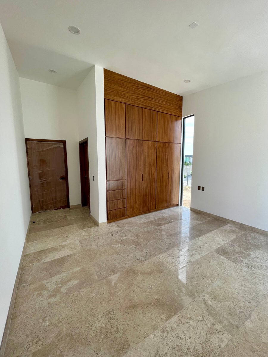 Recámara principal con clóset de madera y acceso a terraza en casa de Paraíso Marina, Mazatlán