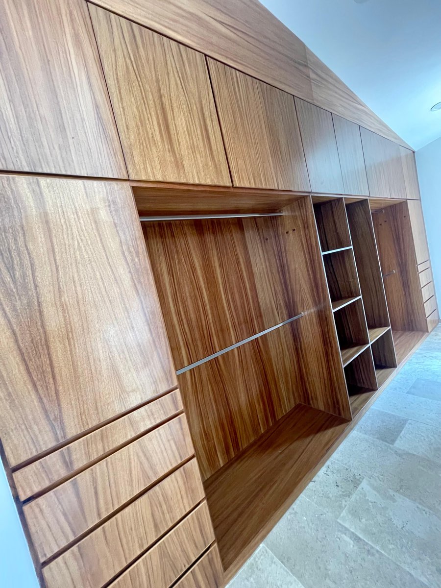 Vestidor de madera amplio en recámara de casa en venta en Mazatlán, Paraíso Marina