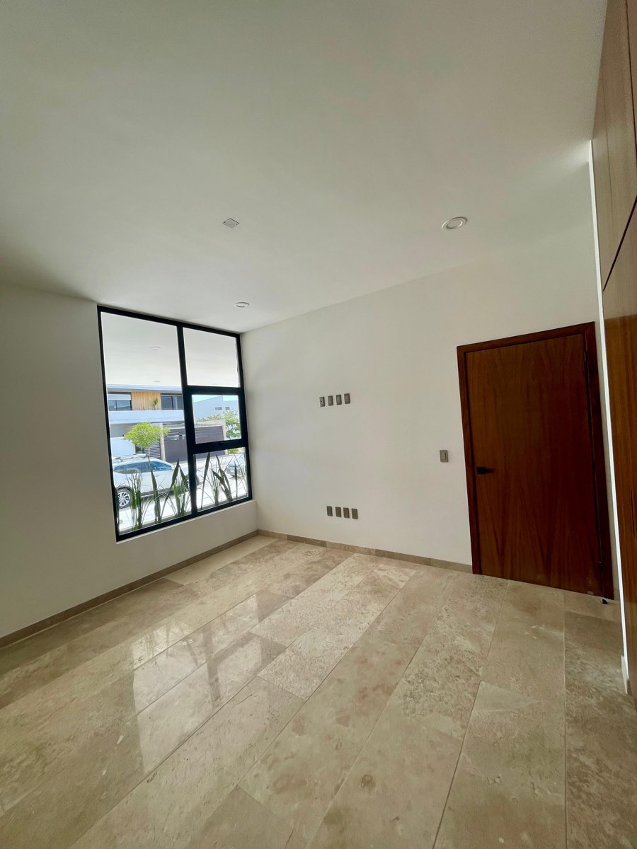 Recámara con ventanal y vista al residencial en casa en venta en Mazatlán