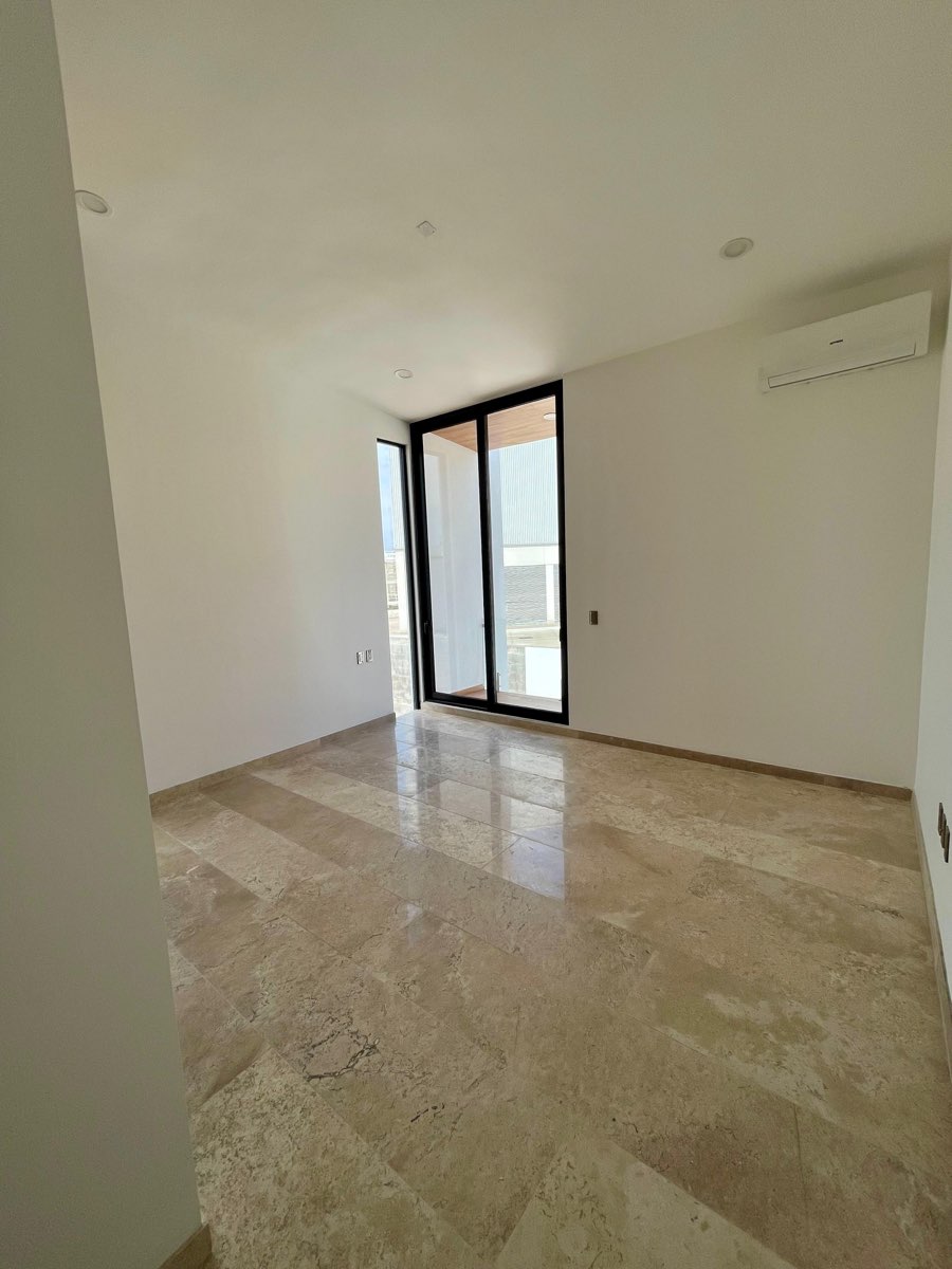 Recámara con acceso a balcón y minisplit en casa de Paraíso Marina, Mazatlán