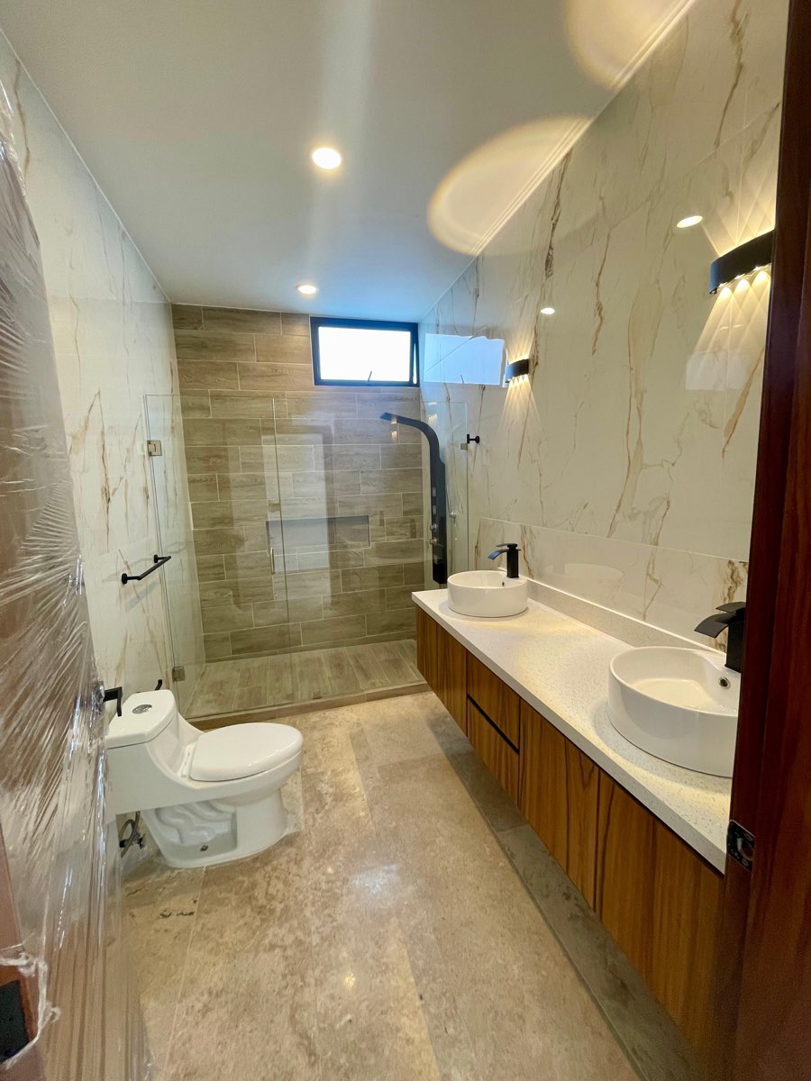 Baño principal con doble lavabo y muro de mármol en casa en venta en Mazatlán, Paraíso Marina