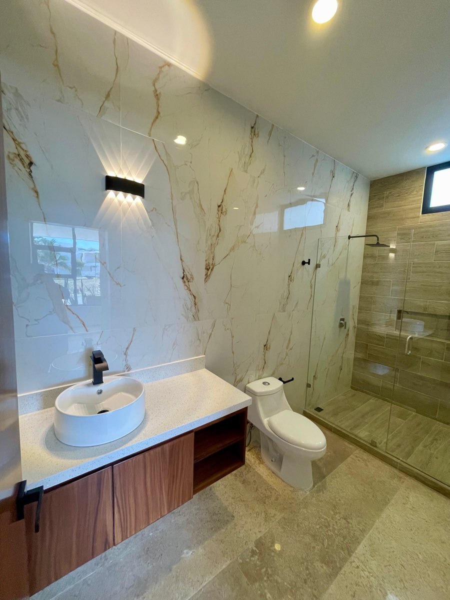 Baño completo con regadera de cristal y acabados de mármol en casa en venta en Mazatlán