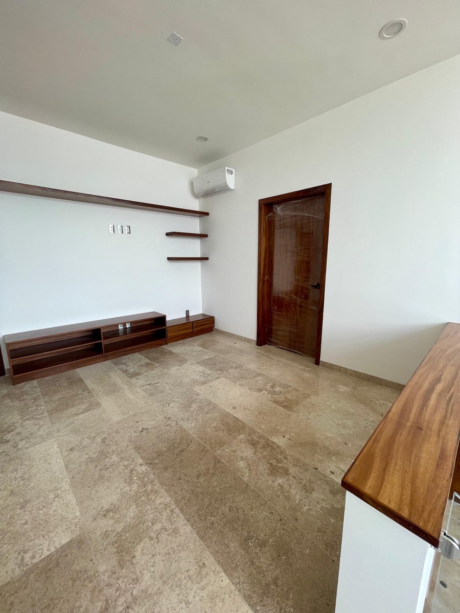 Sala de TV con mueble de madera empotrado en casa de Paraíso Marina, Mazatlán