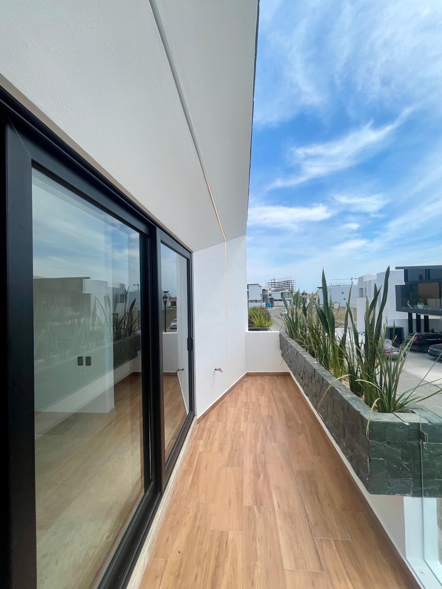 Terraza de la recámara principal con piso de madera y vista en casa en venta en Mazatlán