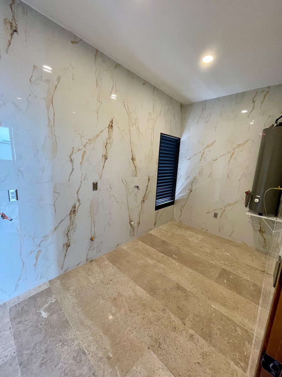Cuarto de lavado con muro de mármol en casa en venta en Mazatlán, Paraíso Marina
