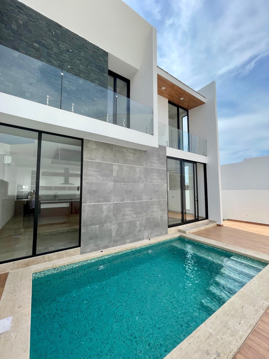 Alberca privada con cascada y fachada trasera de la casa en venta en Mazatlán, Paraíso Marina