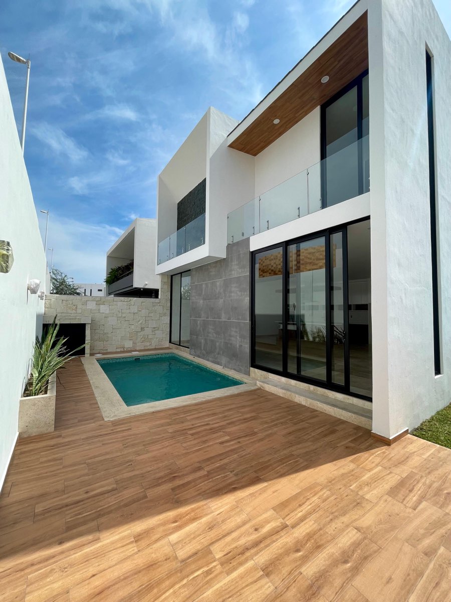 Patio con alberca privada y deck de madera en casa de dos plantas en Paraíso Marina, Mazatlán