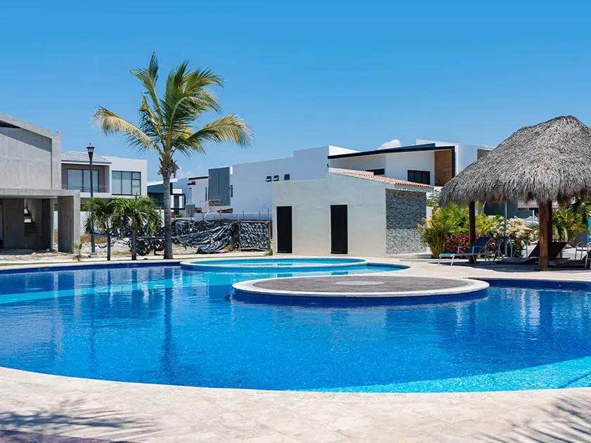 Alberca común con isla central y palapa en el residencial Paraíso Marina, Mazatlán
