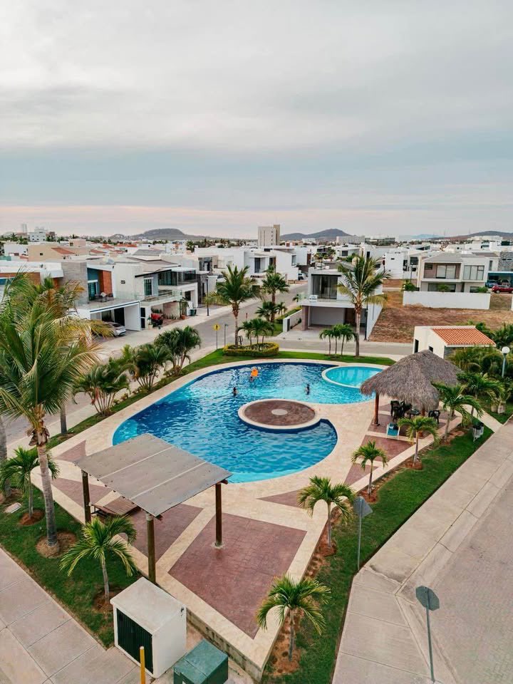 Vista aérea de la alberca y áreas comunes del residencial Paraíso Marina, Mazatlán