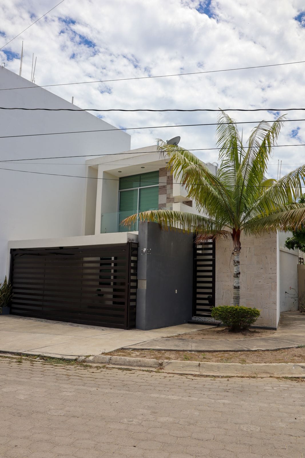 Fachada de casa en venta en Lomas de Mazatlán, a un minuto de la playa