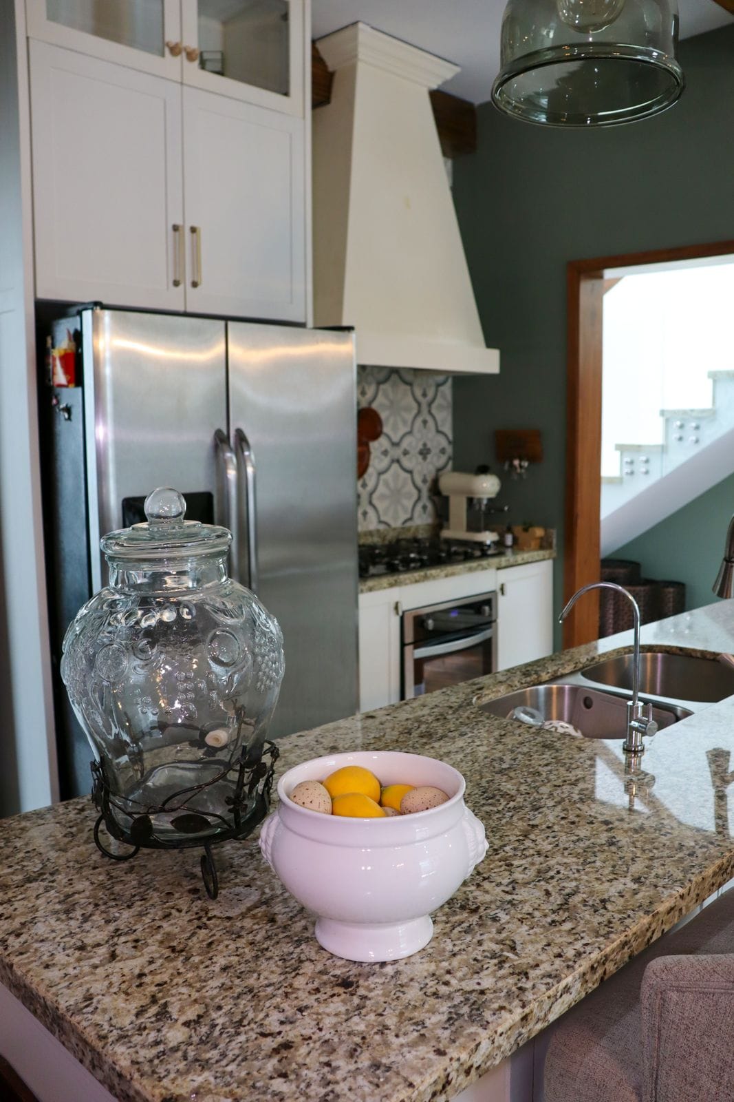 Cocina con desayunador de granito y parrilla en casa de Lomas de Mazatlán