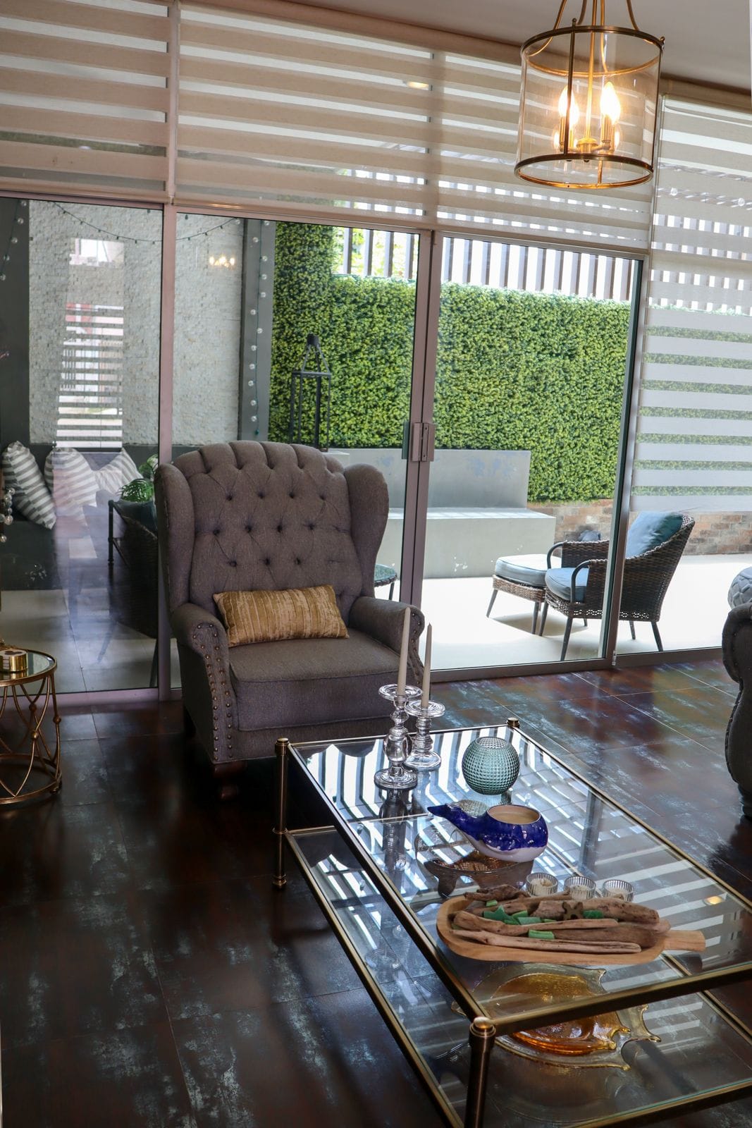 Patio amplio con área techada en casa en venta en Lomas de Mazatlán